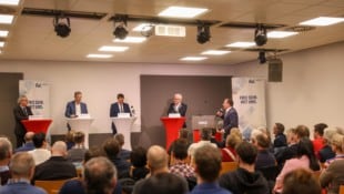 Bei der Podiumsdiskussion im Februar flogen zwischen Bürgermeister Bernhard Zwielehner (2.v.l.) ...