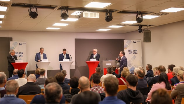 Bei der Podiumsdiskussion im Februar flogen zwischen Bürgermeister Bernhard Zwielehner (2.v.l.) ...