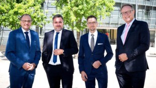 Sind drei Tiwag-Vorstände (mit Aufsichtsrats-Chef Wallnöfer, Zweiter von links) wirklich nötig? ...