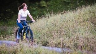 Während die Regierung mit einer Helmpflicht liebäugelt, setzt die Fahrradbranche auf ...