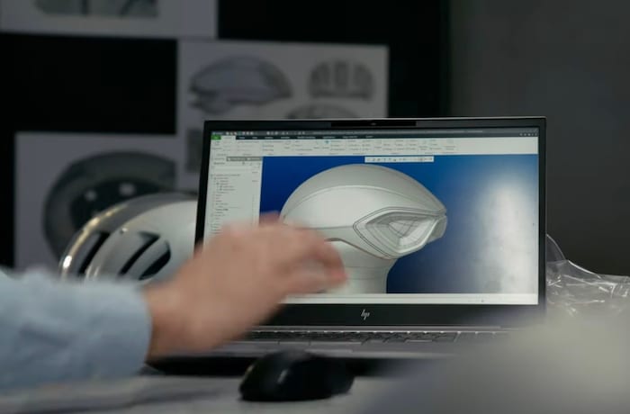 Bevor die Helmform am Computer weiterentwickelt wird.