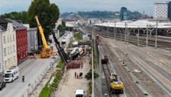 Baumaschine rutschte in Graben