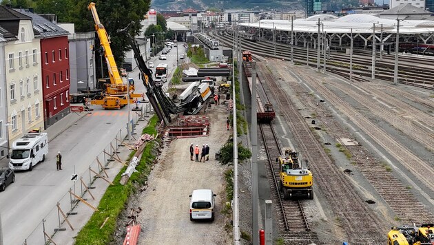 Baumaschine rutschte in Graben