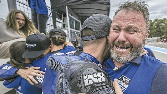 Teamchef Mandy Kainz (re.) hätte am liebsten die ganze Welt umarmt.