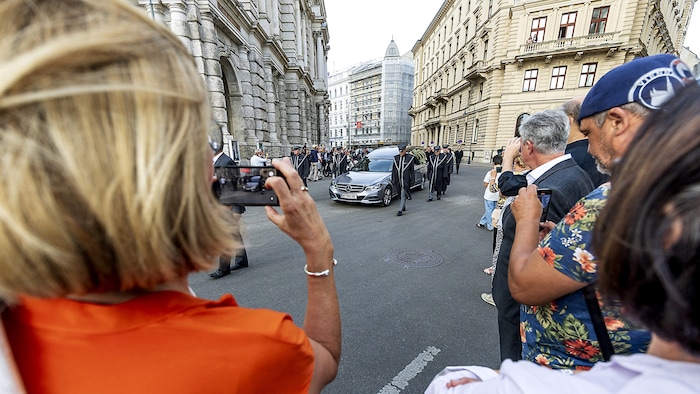Den Trauerzug bildeten nicht nur Freunde und Wegbegleiter, sondern auch zahlreiche Theaterfans.