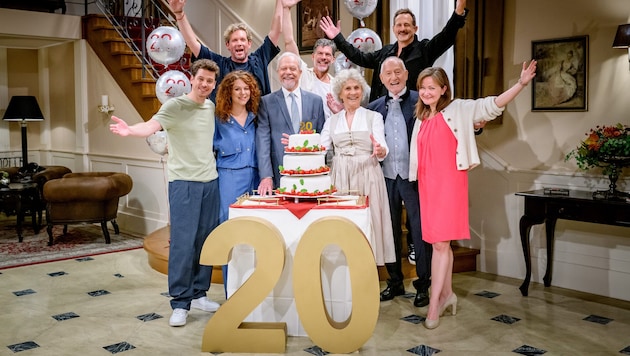 Jubelstimmung beim „Sturm der Liebe“-Team: 20 Jahre und fast 4500 Episoden sprechen für sich.