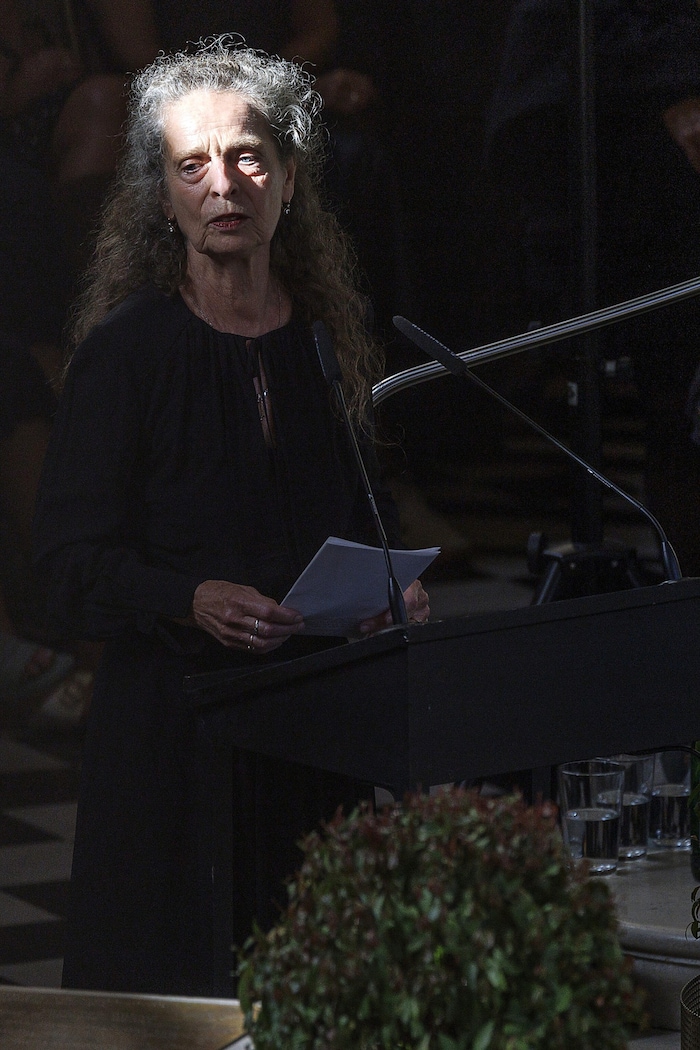 Lebensgefährtin Jutta Ferbers sang ein Lied für den Verstorbenen.