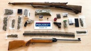 Die sichergestellten Drogen und Waffen