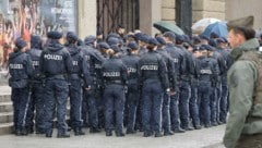 Vom Regen in die Traufe: Neue Polizeikohorten sind wegen des Sparzwangs im Bund in weite Ferne ...