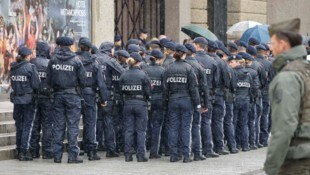 Vom Regen in die Traufe: Neue Polizeikohorten sind wegen des Sparzwangs im Bund in weite Ferne ...