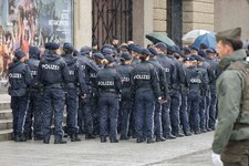 Vom Regen in die Traufe: Neue Polizeikohorten sind wegen des Sparzwangs im Bund in weite Ferne ...
