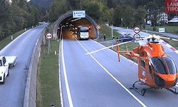 Das Foto einer Webcam zeigte einen Notarzthubschrauber am Tunnelportal.