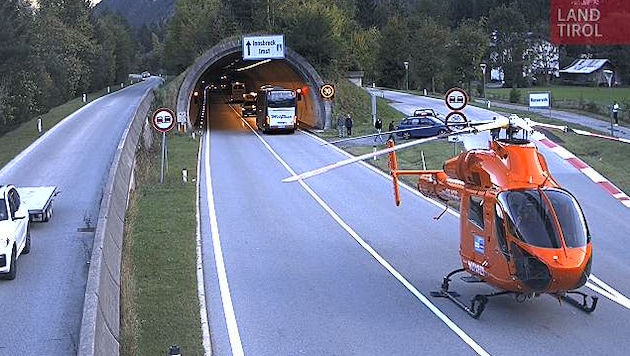 Das Foto einer Webcam zeigte einen Notarzthubschrauber am Tunnelportal.