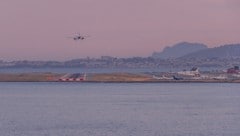 Ein Flugzeug im Landeanflug auf den Flughafen von Nizza (Symbolbild)