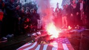 Ein Bild, das man sonst nur aus arabischen Ländern kannte: Demonstranten in Mailand verbrennen ...