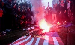 Ein Bild, das man sonst nur aus arabischen Ländern kannte: Demonstranten in Mailand verbrennen ...