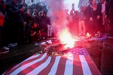 Ein Bild, das man sonst nur aus arabischen Ländern kannte: Demonstranten in Mailand verbrennen ...