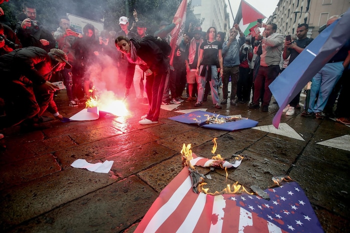Ein Bild, das man sonst nur aus arabischen Ländern kannte: Demonstranten in Mailand verbrennen ...
