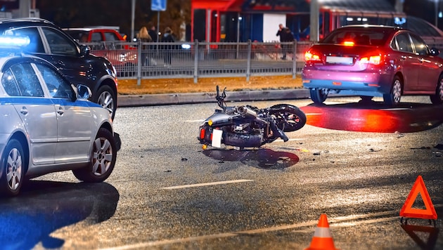 Der Lenker des vermutlich dunklen SUV beging Fahrerflucht.