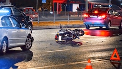 Der Lenker des vermutlich dunklen SUV beging Fahrerflucht.