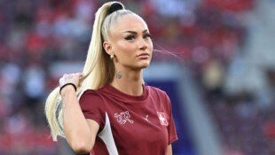 Alisha Lehmann trauert um ihren ehemaligen Trainer Matt Beard.