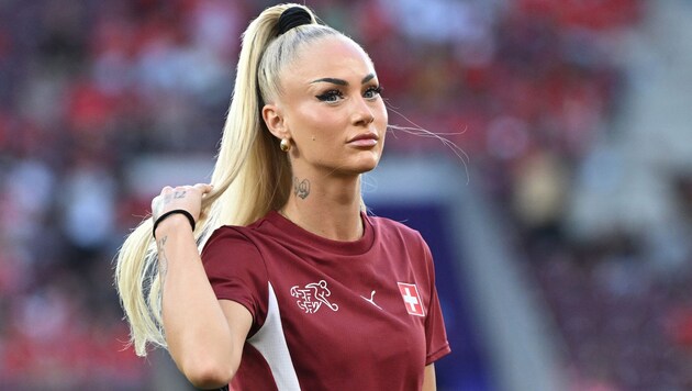 Alisha Lehmann trauert um ihren ehemaligen Trainer Matt Beard.