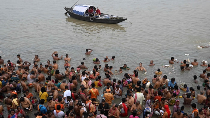 Der Ganges entspringt im Himalaya, durchfließt größtenteils indisches Territorium und mündet im ...