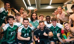 Ömer Efe Tas (1. Reihe links) und seine DSV-Teamkollegen jubelten über den 1:0-Sieg über Hard.