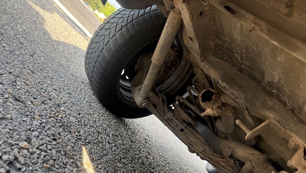 Egal wo die Polizisten hinsahen, sie entdeckten schwere Mängel an dem Fahrzeug.