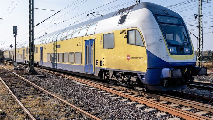 Ein Zug des Metronom (Symbolbild): Mitreisende Frauen brachten ein kleines Mädchen zurück zu ...