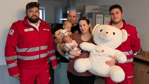 Hatten aufregende Minuten im Rettungswagen: Notfallsanitäter Marcello Kaminek, die Familie ...