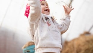 Achtung kitzelig! Das Mais- und Getreidebad entlockt jedem ein Lachen.