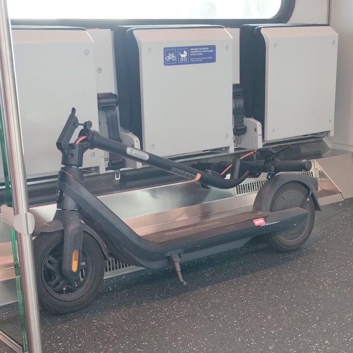 Obwohl genauso groß wie ein Fahrrad, für Roller braucht man kein Ticket.