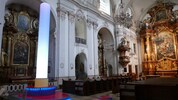 Ursulinenkirche: Leuchtender Obelisk auf Sockel im Kirchenraum