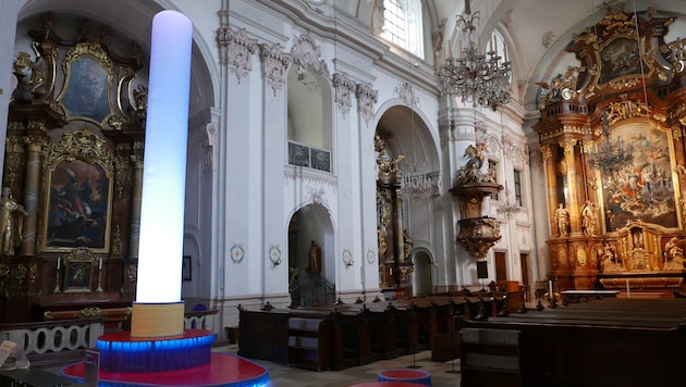 Ursulinenkirche: Leuchtender Obelisk auf Sockel im Kirchenraum