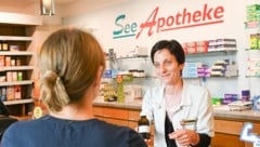 Simone Gräfling-Posch von der Seeapotheke Krumpendorf berät ihre Kunden mit Vertrauen und ...
