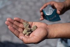 In Tirol verteilte ein Einheimischer Drogen an zumindest eine Schülerin. (Symbolbild)