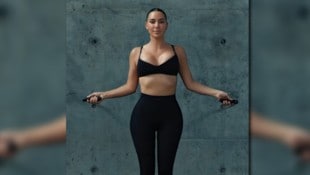 Kim Kardashian ließ sich für die neue Sportkollektion von Skims mit Nike beim Seilspringen ...