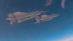 Russische Kampfflugzeuge vom Typ MiG-31 mit Hyperschallraketen „Kinschal“ bei der Militärübung ...
