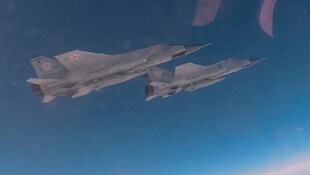 Russische Kampfflugzeuge vom Typ MiG-31 mit Hyperschallraketen „Kinschal“ bei der Militärübung ...