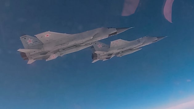 Russische Kampfflugzeuge vom Typ MiG-31 mit Hyperschallraketen „Kinschal“ bei der Militärübung ...