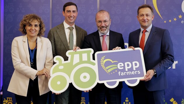 Alexander Bernhuber (2.v.li) ist erster Präsident er EPP-Farmers. EVP-Chef Manfred Weber, ...