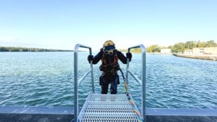 Tauchen in der Donau: Auch die Turbine eines Wasserkraftwerkes muss kontrolliert werden, damit ...