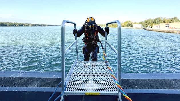 Tauchen in der Donau: Auch die Turbine eines Wasserkraftwerkes muss kontrolliert werden, damit ...