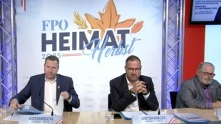 In einer Pressekonferenz am Dienstag präsentierten die beiden FPÖ-Generalsekretäre Christian ...