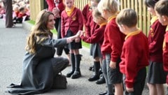 Die Prinzessin von Wales trifft Kinder der Farnborough Road Infant and Junior School, wo das ...