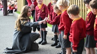 Die Prinzessin von Wales trifft Kinder der Farnborough Road Infant and Junior School, wo das ...
