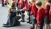 Die Prinzessin von Wales trifft Kinder der Farnborough Road Infant and Junior School, wo das ...