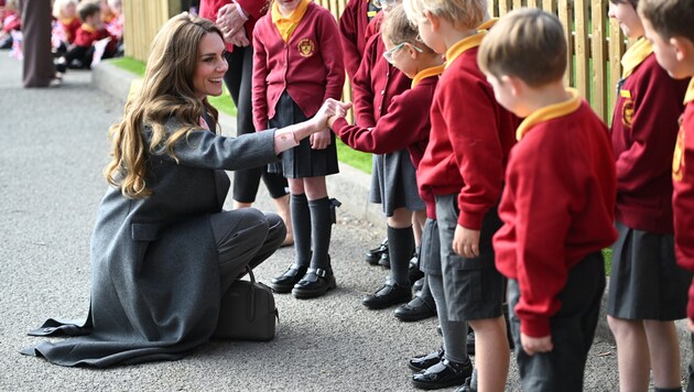 Die Prinzessin von Wales trifft Kinder der Farnborough Road Infant and Junior School, wo das ...