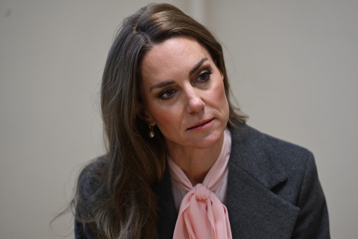 Die Prinzessin ist im Gespräch mit Lehrkräften der Schule zutiefst bewegt.